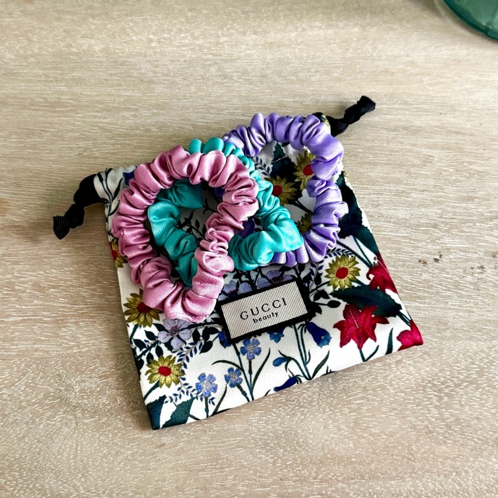 NWOT Gucci Beauty Floral Pouch with Pastel Satin Scrunchies GWP